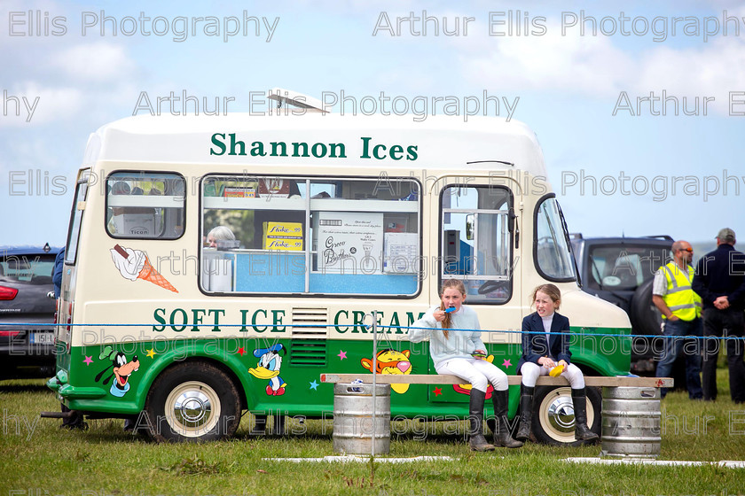 Ruan-Gymkhana-11 
 070615
Ice cream weather for 11 year olds Helen Hassett, Killimer and Rue McNamara, Kilkee at Ruan Gymkhana on Sunday.Pic Arthur Ellis.